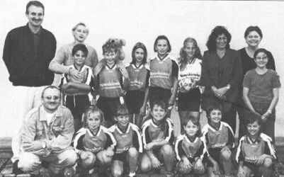 Die Meistermannschaft der Mini 10 mit ihren Betreuerinnen