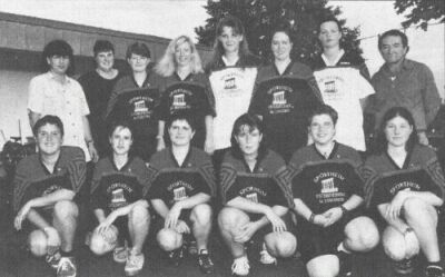 Die erste Mannschaft mit ihren neuen Trikots