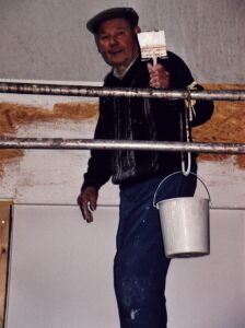 Richard in luftiger Hhe beim Streichen